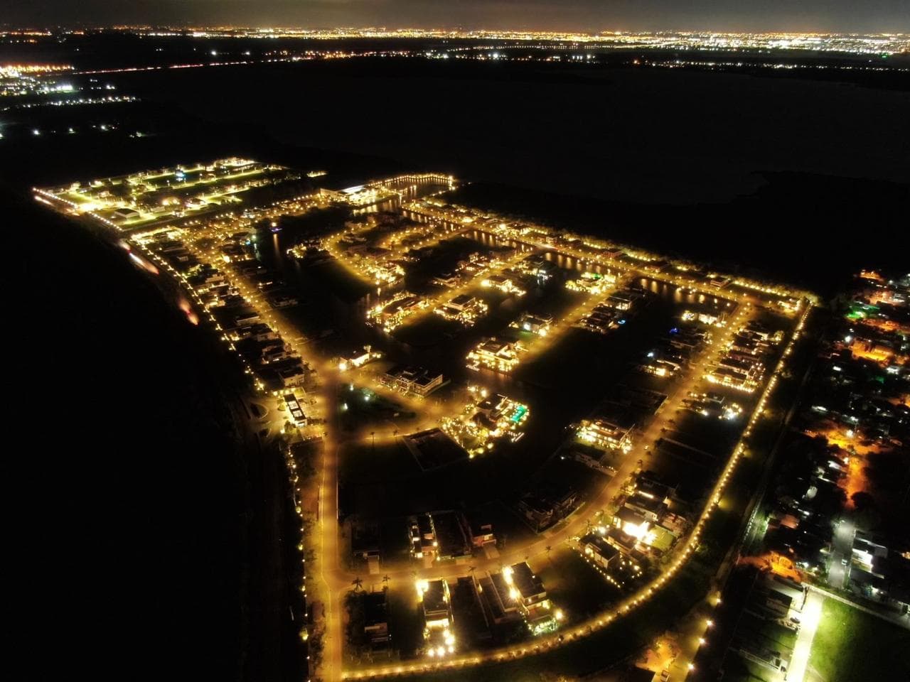 Vista aérea do Ponta da Figueira Marina à noite